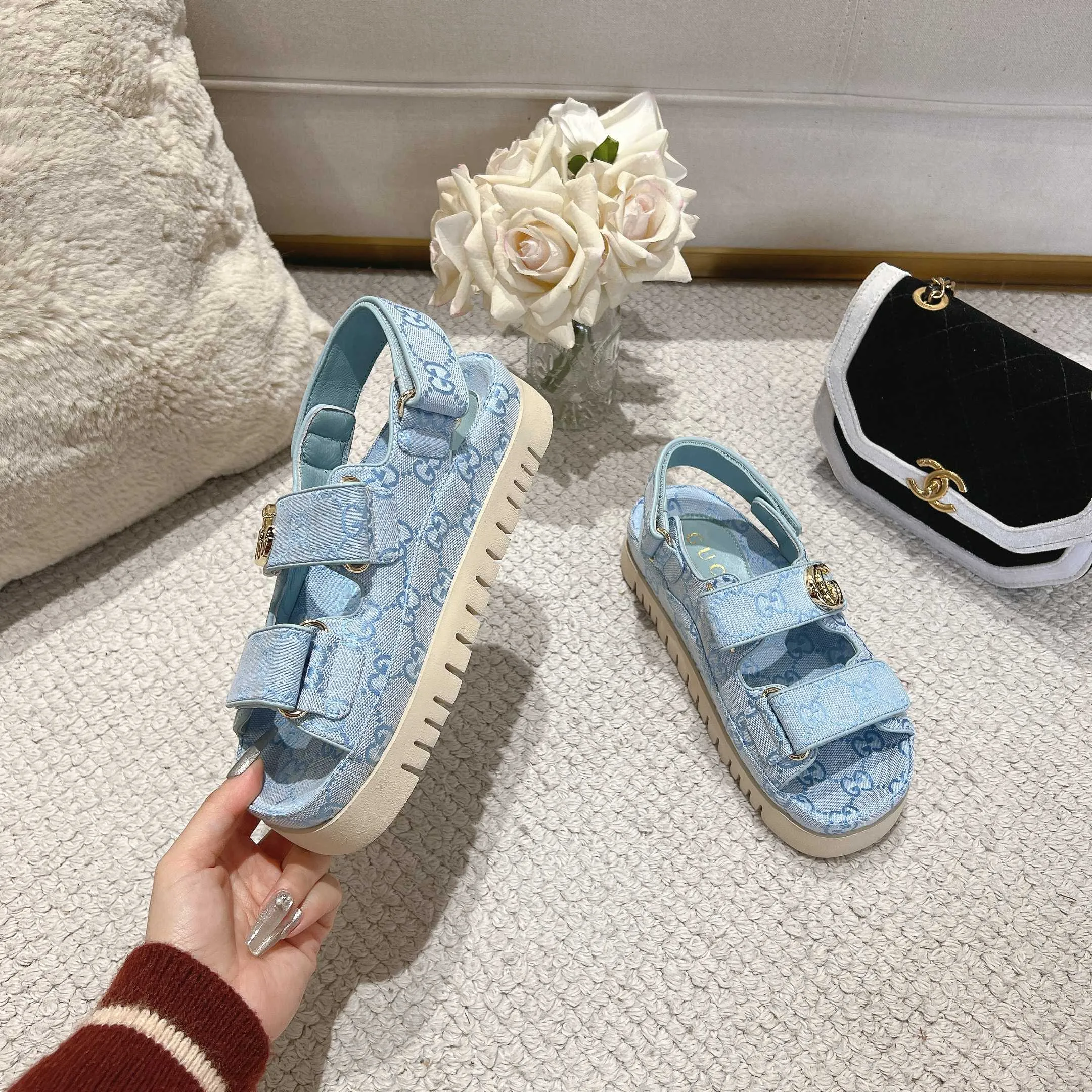 👟👟Ex-factory price 500👟👟Gucci’s modern design aesthetic explores the path of unique craftsmanship, cleverly integrating the brand’s classic elements with its beloved brand logo. The sandal is embellished with the beloved Double G hardware, adding a touch of understated branding to the design, complementing the versatility of the Velcro straps. Outsole: Wear-resistant and easy-to-bend sawtooth rubber foam sole! Ultra-light sole. Natural PU heightening insole. Size: Female 35-41#